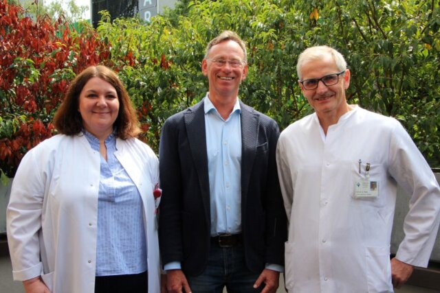 Direktorium1 Dr. Séverine Iborra, Prof. Dr. Boris Pfaffenbach und Prof. Dr. Sascha Flohé leiten als Direktorium die ärztlichen Geschicke des Städtischen Klinikums Solingen. (Foto © Sandra Grünwald)
