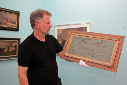 Künstler und Galerist Dirk Balke möchte mit einem Freundeskreis die Kunst von Friedrich August de Leuw wieder ins Bewusstsein der Solinger bringen. (Foto © Sandra Grünwald)