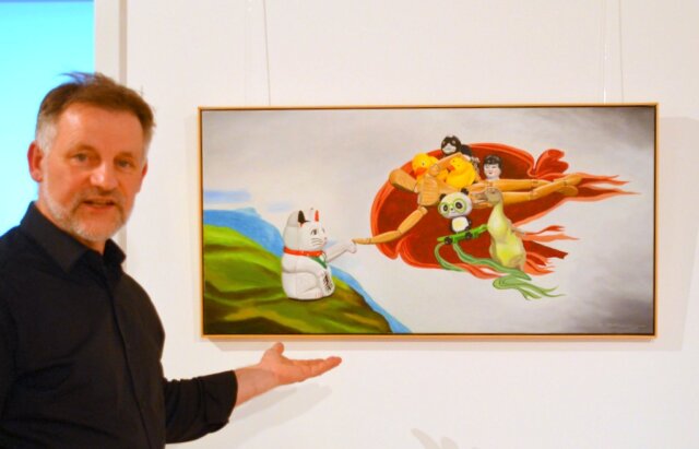 Dirk-Balke-Winkekatze - 1 In seiner neuen Ausstellung wirft Dirk Balke einen interessanten Blick auf die Kunst und stellt die Frage, wie sich traditionelle Themen in die Gegenwart übertragen lassen. (Foto: © Martina Hörle)