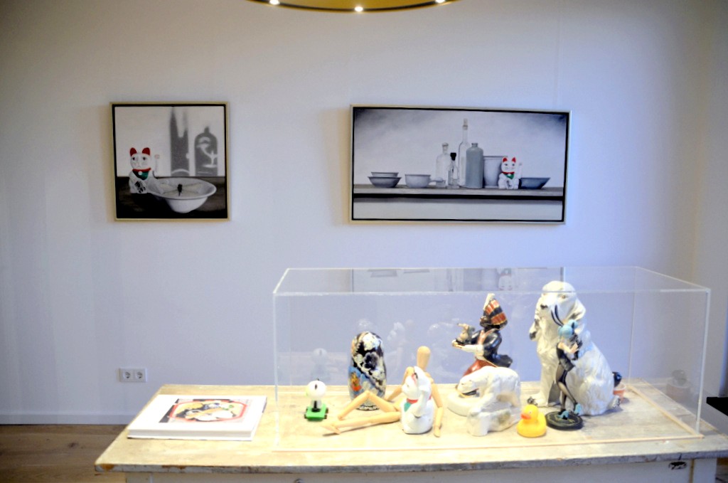 Immer wieder tauchen ganz bewusst „Störfaktoren“ in Balkes Stillleben auf. (Foto: © Martina Hörle)