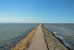 Auf dem Trischendamm geht es über zwei Kilometer zu Fuß durch die Nordsee. (Foto © Sandra Grünwald)