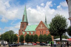 Neben schmucken Häusern und einer Windmühle, wartete Meldorf auch mit einem Dom auf. (Foto © Sandra Grünwald)
