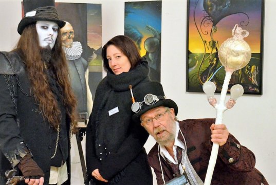 Stephen William Brown-Boyd, Stefanie Schürmann und Lothar Ruthmann (v. li.) freuen sich über die neue Ausstellung. (Foto: © Martina Hörle)