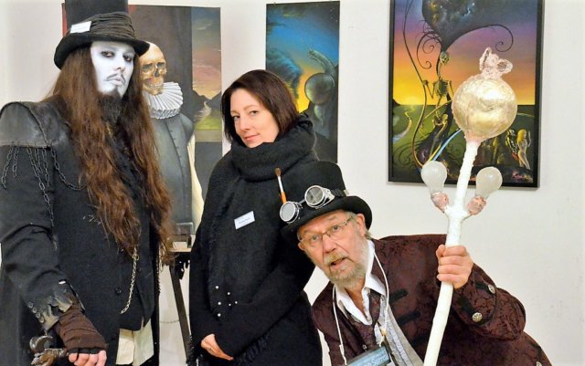 Stephen William Brown-Boyd, Stefanie Schürmann und Lothar Ruthmann (v. li.) freuen sich über die neue Ausstellung. (Foto: © Martina Hörle)