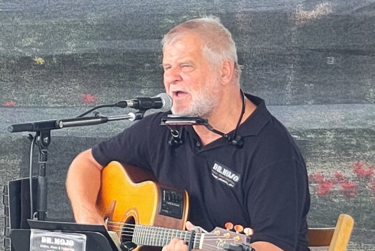 Dr. Mojo schenkte den Besuchern mit seinem Sommerkonzert im Botanischen Garten einen entspannten Urlaubstag. (Foto © Sandra Grünwald)