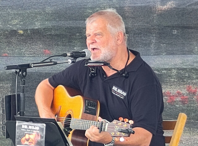 Dr. Mojo schenkte den Besuchern mit seinem Sommerkonzert im Botanischen Garten einen entspannten Urlaubstag. (Foto © Sandra Grünwald)