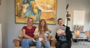 Ela Schneider stellte den Autorinnen Saga Grünwald und Martina Hörle (v.l.) die atmosphärische Galerie ART-ECK für die Buchvorstellung zur Verfügung. (Foto © Saga Grünwald)