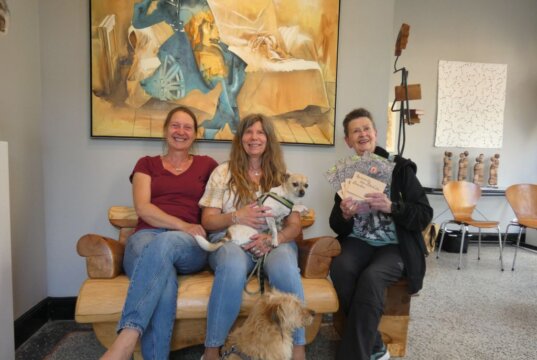 Ela Schneider stellte den Autorinnen Saga Grünwald und Martina Hörle (v.l.) die atmosphärische Galerie ART-ECK für die Buchvorstellung zur Verfügung. (Foto © Saga Grünwald)