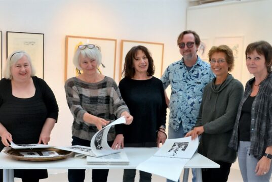 (v. li. Teresa Wojciechowska, Ulla Riedel, Marlene Mintert, Boris von Reibnitz, Carmen Meiswinkel, Tati Strombach-Becher) Auch in diesem Jahr präsentiert die Projektgruppe Druckgrafik Bergisch Land in der Galerie Kirschey neben vielen Exponaten ihren neuen Druckkalender. Hier eine Aufnahme von „drunter und drüber“ – das Thema des letzten Jahres. (Archivfoto: © Martina Hörle)