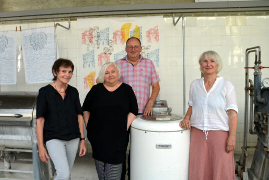 SBV-Vorstandsmitglied Manfred Krause freut sich auf die kommende Ausstellung. Die Künstlerinnen Tati Strombach-Becher, Teresa Wojciechowska und Ulla Riedel (v. li.) zeigen Werke der Druckgrafik. (Foto: © Martina Hörle)