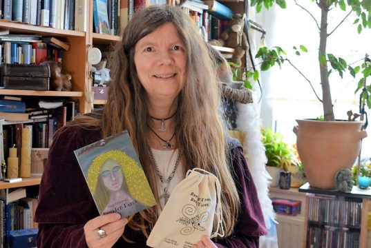 Gerade hat Saga Grünwald ihr DruidenTarot fertiggestellt. Am Montag präsentiert sie es in einer Veranstaltung auf Facebook. (Foto: © Martina Hörle)