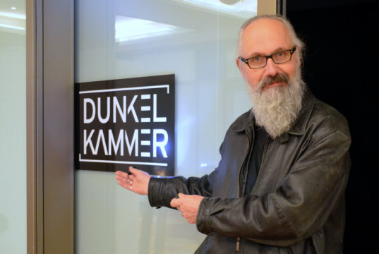 Wolfgang Vomm führte die Besucher mit Taschenlampen durch seine Multimedia-Performance. (Foto: © Martina Hörle)