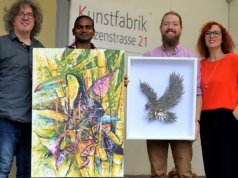 In der Kunstfabrik KP21 bei Frank (li.) und Gloria Göllmann laufen derzeit die Vorbereitungen für die Vernissage „Natur“ auf Hochtouren. Die Künstler Anand Dwarka (2. v. li.) und Daniel Spellan (2. v. re.) arbeiten an ihren Objekten. (Foto: © Martina Hörle)