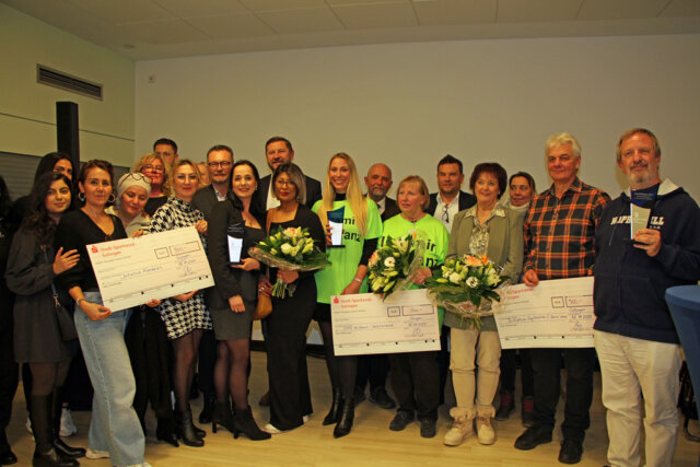 Drei ehrenamtlich tätige Gruppen wurden am Samstag im Klinikum Solingen mit dem Selbsthilfepreis ausgezeichnet. (Foto © Sandra Grünwald)