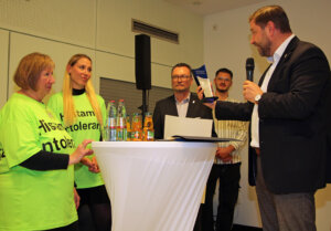 Oberbürgermeister Tim Kurzbach (rechts) übergab der Histamingruppe Bergisches Land den Selbsthilfepreis. (Foto © Sandra Grünwald)