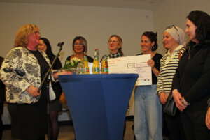 Nicole Backes (li.), Chefärztin der Geriatrie im Klinikum, durfte der Selbsthilfegruppe Karden den Selbsthilfepreis übergeben. (Foto © Sandra Grünwald)