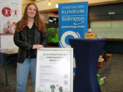 Sandra-Janine Schneider von "Die Wegfinder" schicken Kinder und Besucher im Klinikum auf Rätseltouren. Auch sie war beim diesjährigen Selbsthilfetag dabei. (Foto © Sandra Grünwald)