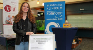 Sandra-Janine Schneider von "Die Wegfinder" schicken Kinder und Besucher im Klinikum auf Rätseltouren. Auch sie war beim diesjährigen Selbsthilfetag dabei. (Foto © Sandra Grünwald)