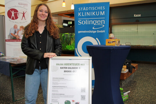 Sandra-Janine Schneider von "Die Wegfinder" schicken Kinder und Besucher im Klinikum auf Rätseltouren. Auch sie war beim diesjährigen Selbsthilfetag dabei. (Foto © Sandra Grünwald)