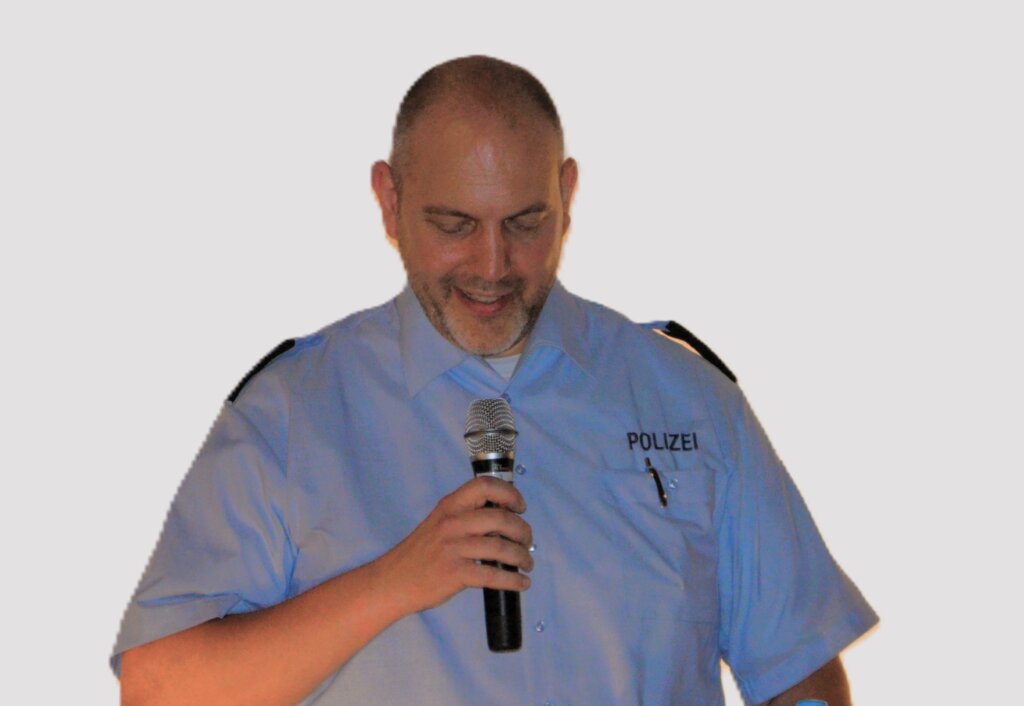 Polizeirat Christoph Sonntag dankte den engagierten Jugendlichen für ihre Hilfsbereitschaft, Zuverlässigkeit und die Bereitschaft, Verantwortung zu übernehmen. (Foto: © Martina Hörle)