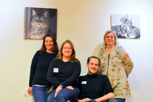 (v. li. Silke Koppetsch, Vanessa Rohrbeck, Daniel Hahn, Andrea Steinmüller) Die Mitarbeiterinnen und Mitarbeiter der Stadtbibliothek freuen sich, ihre Lieblingsfotos auch in diesem Jahr öffentlich zeigen zu dürfen. (Foto: © Martina Hörle)