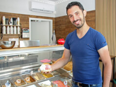 Gemeinsam mit Salvatore Tripi hat Fabio Salati in Solingen ein Eiscafé eröffnet, das auch sizilianische Spezialitäten wie die mit Eis gefüllten Brioche anbietet. (Foto © Sandra Grünwald)