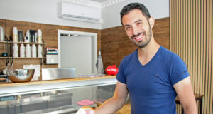 Gemeinsam mit Salvatore Tripi hat Fabio Salati in Solingen ein Eiscafé eröffnet, das auch sizilianische Spezialitäten wie die mit Eis gefüllten Brioche anbietet. (Foto © Sandra Grünwald)