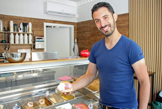Gemeinsam mit Salvatore Tripi hat Fabio Salati in Solingen ein Eiscafé eröffnet, das auch sizilianische Spezialitäten wie die mit Eis gefüllten Brioche anbietet. (Foto © Sandra Grünwald)