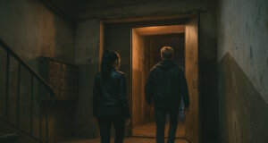 Lucia und Leo betreten das ungastliche Haus der drei Wächter. "Engelsklinge" wurde von der ukrainischen Autorin Svitlana Glumm verfasst. (Bild: Open AI)