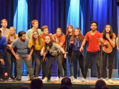 Im dritten Teil des Musicals geht es um Fragen nach der Zukunft. Auf ihrer Zeitreise machen die Jugendlichen eine erstaunliche Entdeckung. (Foto: © Martina Hörle)