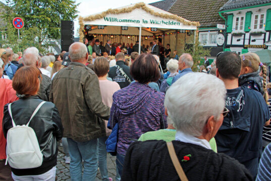 Beim Auftakt des Erntedankfestes war das ganze Höhendorf auf den Beinen. (Foto © Sandra Grünwald)