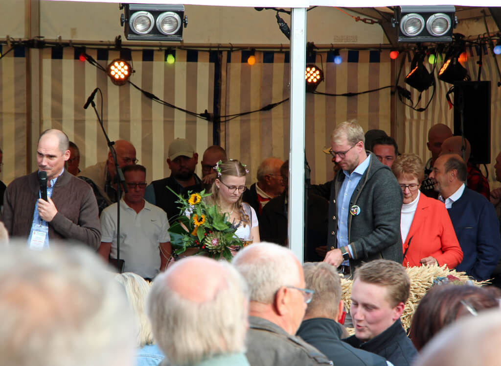 Blumen für die neue Erntekönigin. (Foto © Sandra Grünwald)