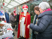Auf dem ersten Weihnachtsmarkt von Hospiz und Botanischem Garten trafen die Besucher auch auf den Weihnachtsmann. (Foto © Sandra Grünwald)