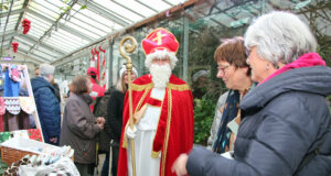 Auf dem ersten Weihnachtsmarkt von Hospiz und Botanischem Garten trafen die Besucher auch auf den Weihnachtsmann. (Foto © Sandra Grünwald)
