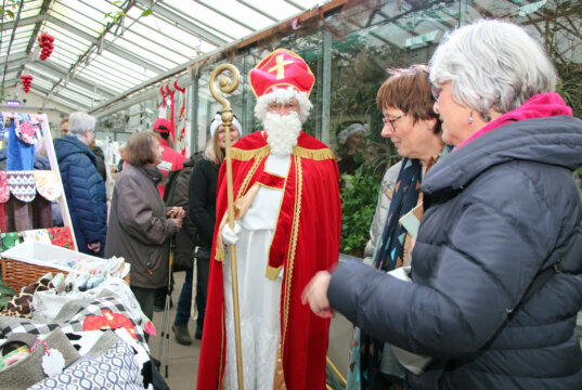 Auf dem ersten Weihnachtsmarkt von Hospiz und Botanischem Garten trafen die Besucher auch auf den Weihnachtsmann. (Foto © Sandra Grünwald)