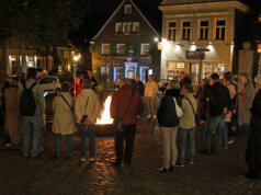 Zahlreiche Zuhörer waren der Einladung der Solinger Autorenrunde gefolgt und am Freitag zu einer stimmungsvollen literarischen Fackelwanderung durch Gräfrath gekommen. (Foto © Sandra Grünwald)