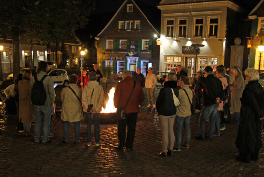 Zahlreiche Zuhörer waren der Einladung der Solinger Autorenrunde gefolgt und am Freitag zu einer stimmungsvollen literarischen Fackelwanderung durch Gräfrath gekommen. (Foto © Sandra Grünwald)