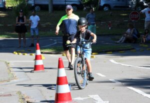 Hilfestellung während des Radfahrwettbewerbs bekamen die Grundschüler von der Polizei. (Foto © Sandra Grünwald)