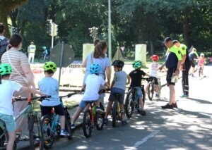 Warten aufs Durchstarten. Die Grundschüler gingen einzeln auf den Parcours. (Foto © Sandra Grünwald)