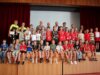 Eine Bühne voller Sieger. In der Aula des Gymnasiums Schwertstraße wurden die drei besten Schulmannschaften sowie die drei Besten jedes Schuljahrs mit Preisen ausgezeichnet. (Foto © Sandra Grünwald)