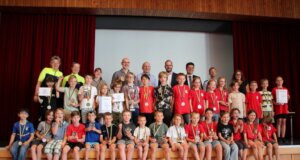 Solingen: Grundschüler radeln um die Wette Eine Bühne voller Sieger. In der Aula des Gymnasiums Schwertstraße wurden die drei besten Schulmannschaften sowie die drei Besten jedes Schuljahrs mit Preisen ausgezeichnet. (Foto © Sandra Grünwald)
