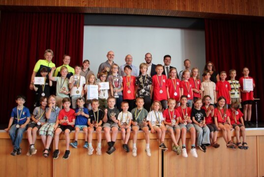 Eine Bühne voller Sieger. In der Aula des Gymnasiums Schwertstraße wurden die drei besten Schulmannschaften sowie die drei Besten jedes Schuljahrs mit Preisen ausgezeichnet. (Foto © Sandra Grünwald)