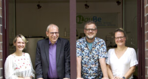 Stellten jetzt das neue Familientrauerzentrum vor: v.li. Lena Schmitz, Dr. Christoph Humburg (Caritasverband), Burkhard Uhling-Preuß (Kinder- und Jugendhospizdienst Bergisches Land) und Kerstin Wülfing (Kinder- und Jugendhospiz Burgholz). (Foto: © Sarah Schmitz)