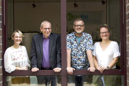 Stellten jetzt das neue Familientrauerzentrum vor: v.li. Lena Schmitz, Dr. Christoph Humburg (Caritasverband), Burkhard Uhling-Preuß (Kinder- und Jugendhospizdienst Bergisches Land) und Kerstin Wülfing (Kinder- und Jugendhospiz Burgholz). (Foto: © Sarah Schmitz)