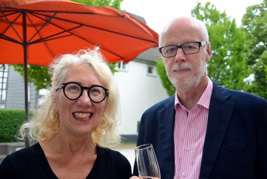 Anja Pfeiffer-Niederhagen, ehrenamtliche Organisatorin der kulturellen Ausstellungen, ist von den Werken des Künstlers Klaus Dreikausen begeistert. (Foto: © Martina Hörle)