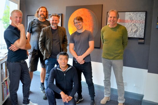 (v. li. Thomas Baumgärtel, Robert Pufleb, Dirk Balke, Moritz Albert, Christian von Grumbkow, vorne Hiroyuki Masuyama) Aus Anlass des 50. Jahrestages der ersten Mondlandung eröffnet Dirk Balke in seiner Galerie ART-ECK die Gruppenausstellung „Faszination Mond“. (Foto: © Martina Hörle)