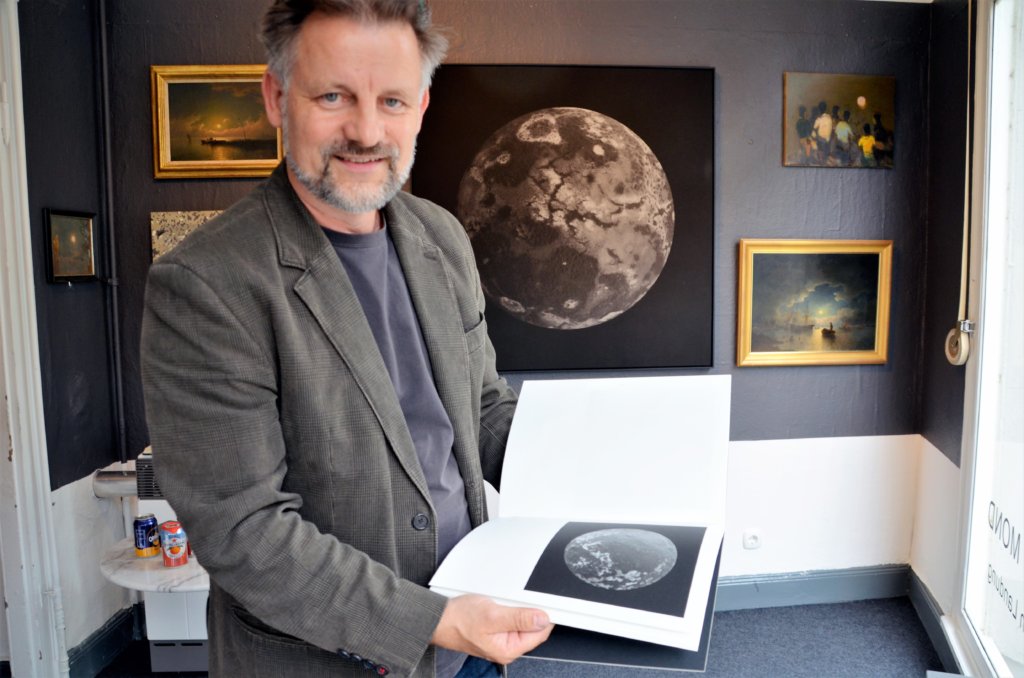 Dirk Balke zeigt in der Ausstellung auch den Bildband von Nadine Schlieper und Robert Pufleb. Die beiden Künstler haben 2017 für ihr Werk den Vienna Photobook Award gewonnen. (Foto: © Martina Hörle)