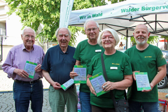 Stolz präsentierte der Walder Bürgerverein den druckfrischen Stadtteilanzeiger mit Infos rund um Wald. (Foto © Sandra Grünwald)