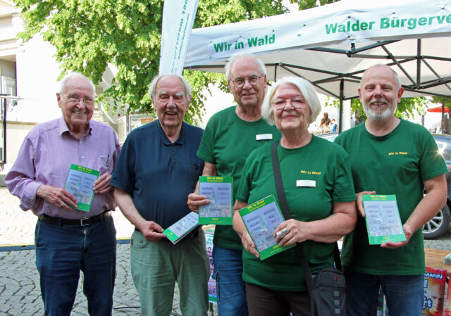Stolz präsentierte der Walder Bürgerverein den druckfrischen Stadtteilanzeiger mit Infos rund um Wald. (Foto © Sandra Grünwald)