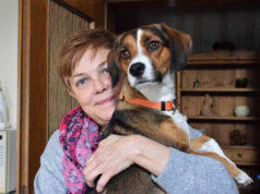 Carola Horlemann ist eines der Gründungsmitglieder der Fellfreunde. Hier ist sie zusammen mit der zweijährigen Emily, einem Beagle-Dackel-Bracke-Mix. (Foto: © Martina Hörle)